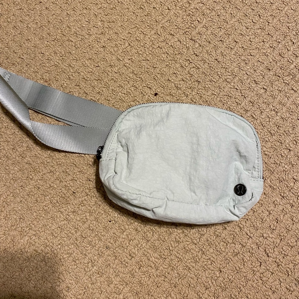 Lululemon everywhere belt bag